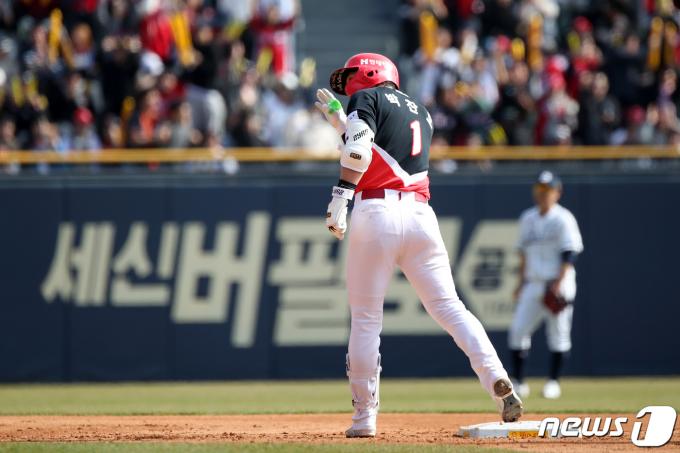 [사진] KIA 박찬호 '2타점 올리는 2루타'
