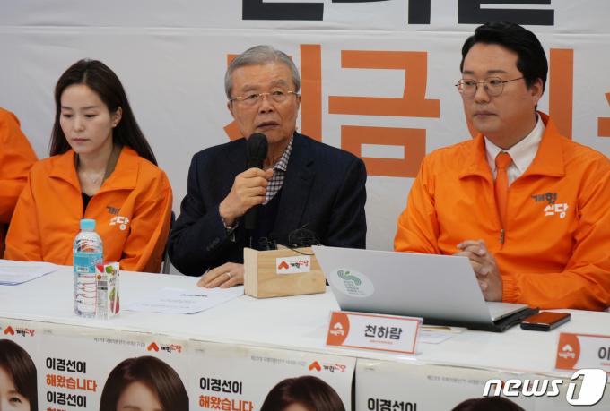 김종인 개혁신당 상임고문이 29일 서울 서대문구 이경선 서대문갑 후보 선거사무소에서 열린 제4차 중앙선거대책위원회 및 서울본부 출정식에서 발언을 하고 있다. (개혁신당 제공) 2024.3.29/뉴스1 ⓒ News1 송원영 기자