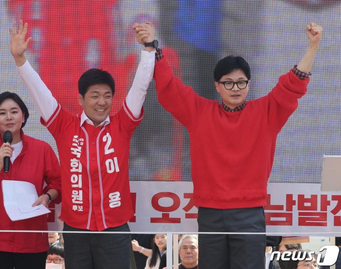 [사진] 한동훈 위원장, 이용 후보와 함게