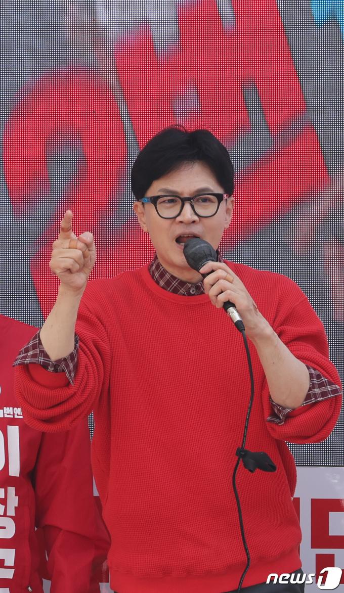 [사진] 한동훈 위원장 '2번!'