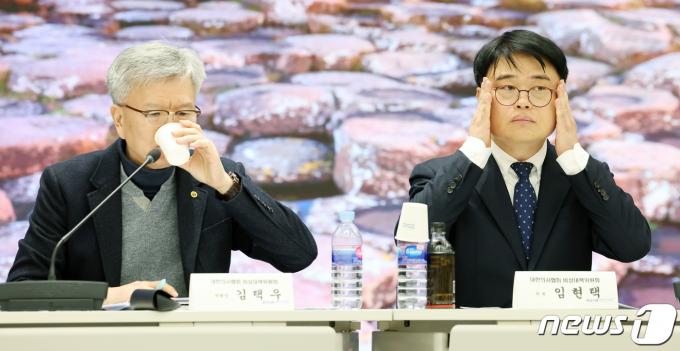 [사진] '의협 비대위 회의 기다리며'