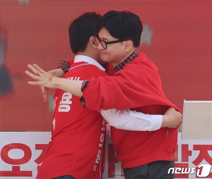 [사진] 이용 후보와 포옹하는 한동훈 위원장