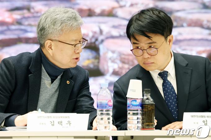 [사진] 대화 나누는 임현택·김택우