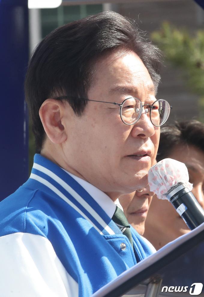 [사진] 마이크 잡은 이재명 대표