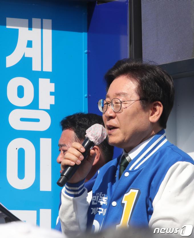 [사진] 계양 주민들 향해 지지 호소하는 이재명