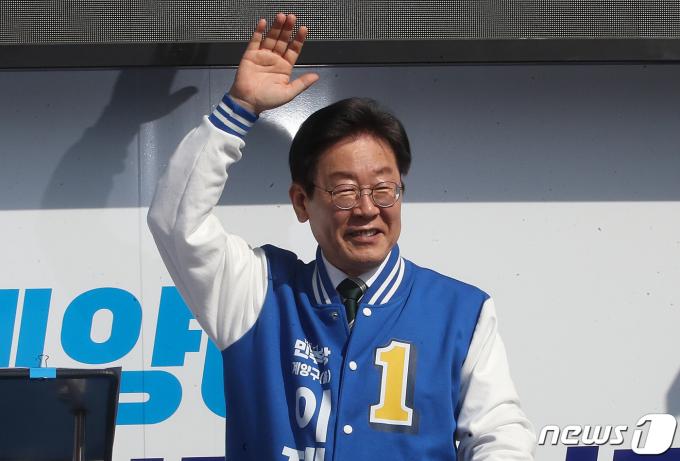 [사진] 인사하는 이재명 대표
