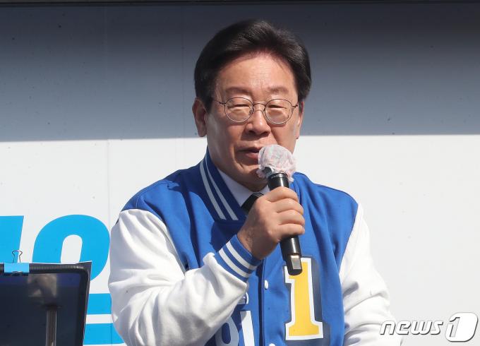 [사진] 마이크 잡은 이재명 대표