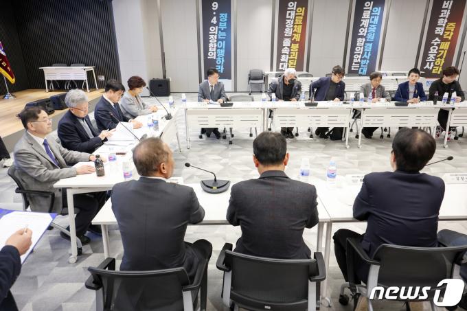 [사진] 의협 비대위 '회의 시작 앞두고'