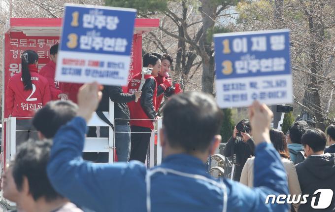 [사진] 이재명 대표 앞 지나는 원희룡