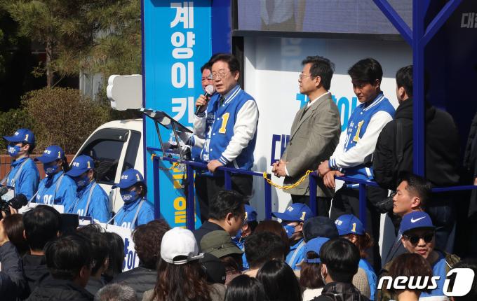 [사진] 유세차량 오른 이재명 대표