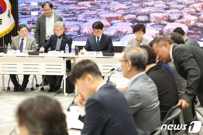 [사진] 회의 시작 앞두고 분주한 의협 비대위