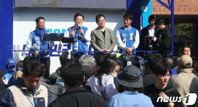 [사진] 유세차량 탑승한 이재명 대표