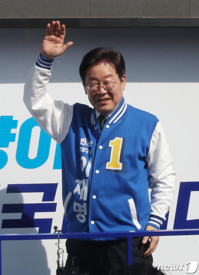 [사진] 손 흔드는 이재명 대표