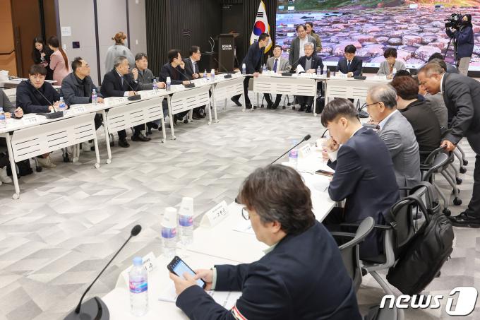 [사진] 회의 위해 한자리에 모인 의협 비대위