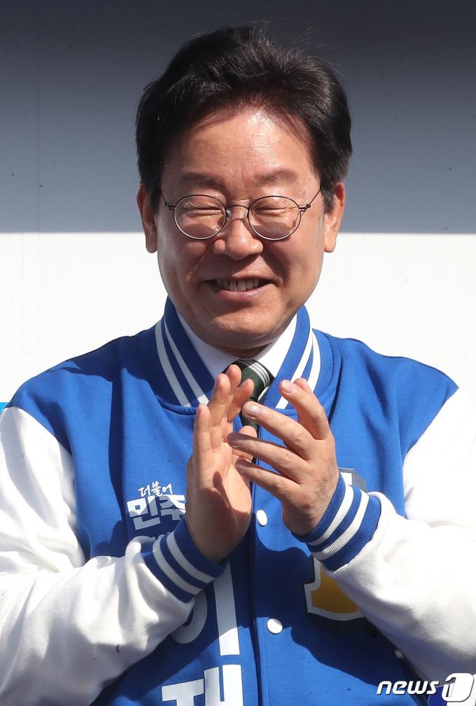 [사진] 박수 치는 이재명 대표