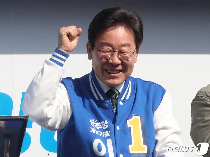 [사진] 주먹 불끈 쥐는 이재명 대표