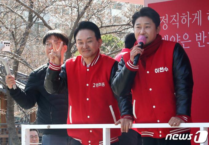 [사진] 유세차량 오른 원희룡·이천수