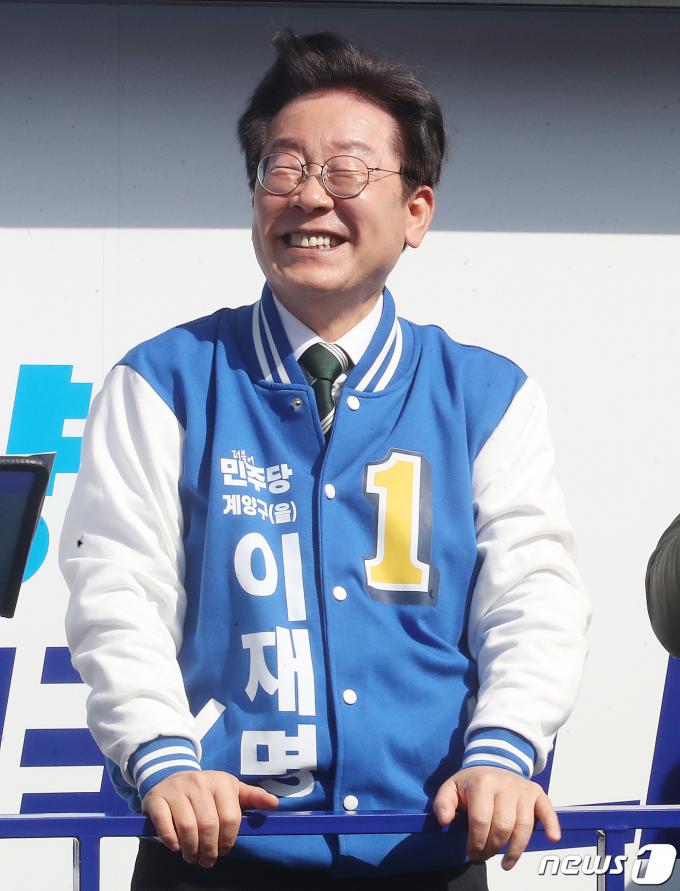 [사진] 환하게 웃는 이재명 대표