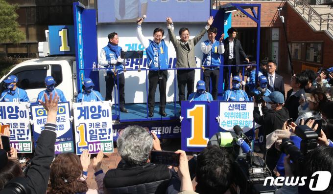 [사진] 계양 주민들 환호 받는 이재명·이기영