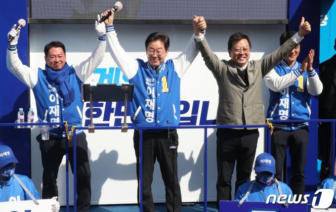 [사진] 손 잡은 이재명·이기영