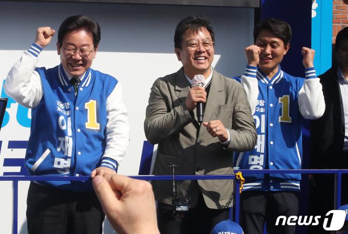 [사진] 이재명 대표 지원유세 하는 배우 이기영
