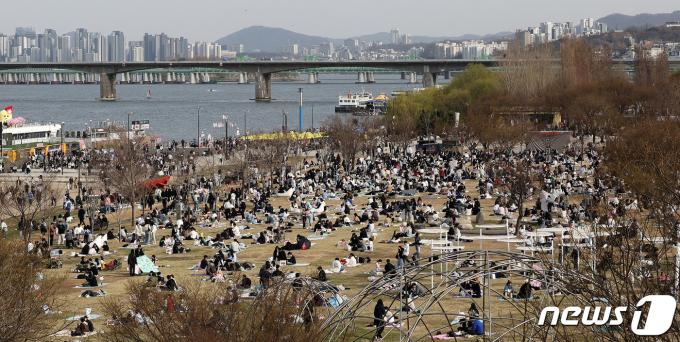 [사진] 봄날씨에 북적이는 한강공원