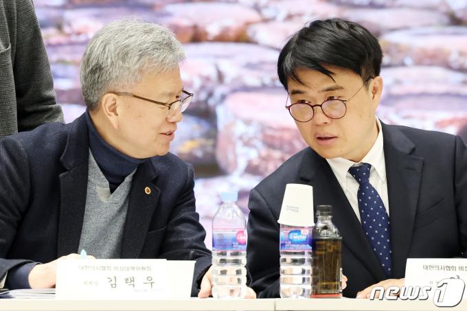 임현택 대한의사협회(의협) 회장 당선인(오른쪽)과 김택우 의협 비상대책위원장이 31일 오후 서울 용산구 의협 회관에서 열린 비대위 회의에 참석해 대화를 나누고 있다. 2024.3.31/뉴스1 ⓒ News1 민경석 기자