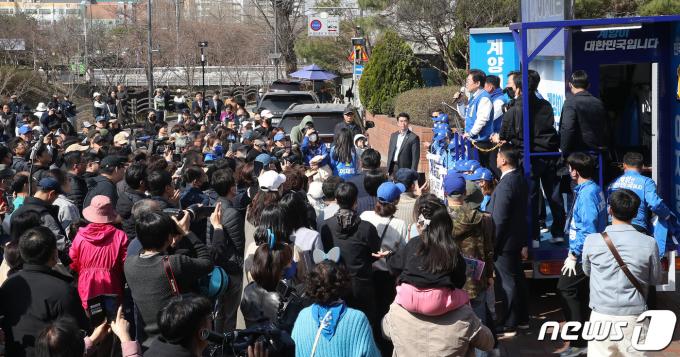 [사진] 이재명 유세 현장 찾은 계양 주민들