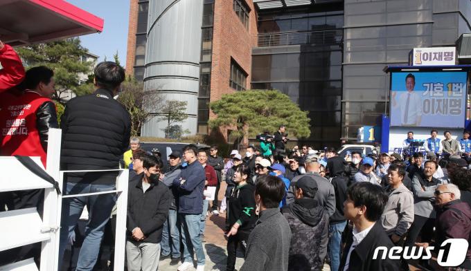 [사진] 이재명 대표 유세현장 앞 지나는 원희룡 후보