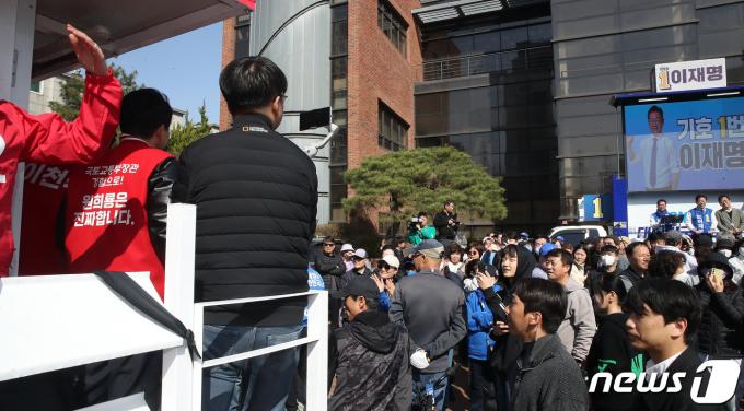 [사진] 이재명 유세현장 지나는 원희룡