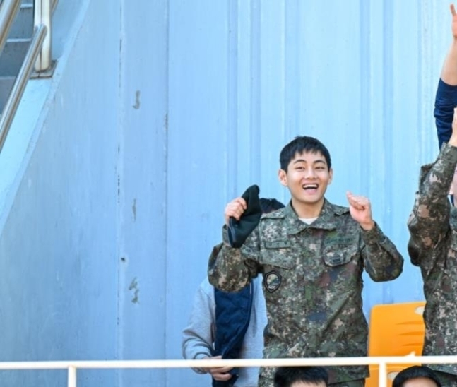 강원FC 경기에 BTS 뷔가 현장을 찾았다 (강원FC 제공)