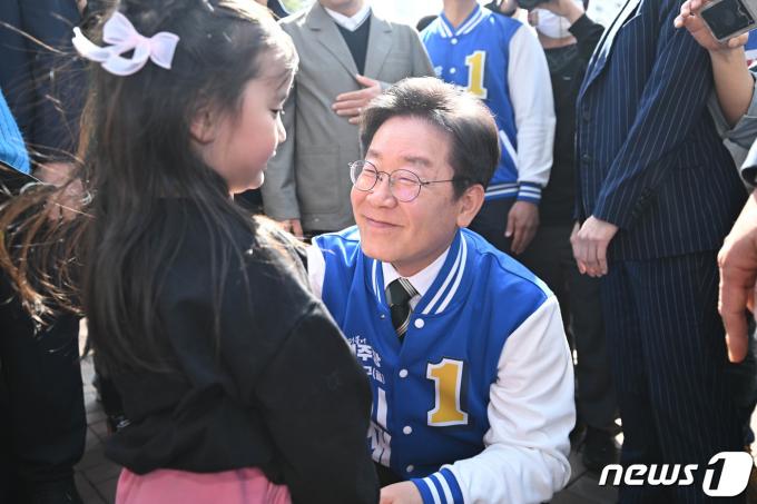 [사진] 이재명 '어린이와 눈맞춤 인사'