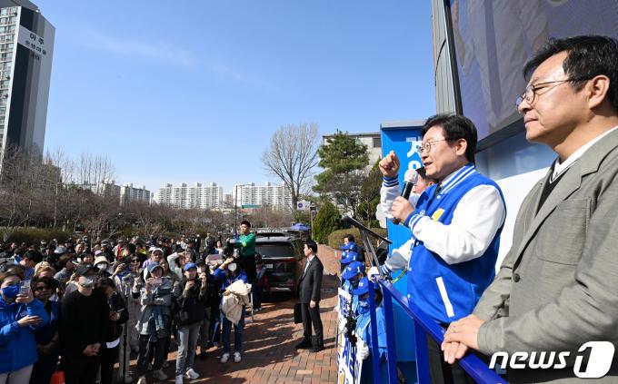 [사진] 지지 호소하는 이재명 대표와 이기영