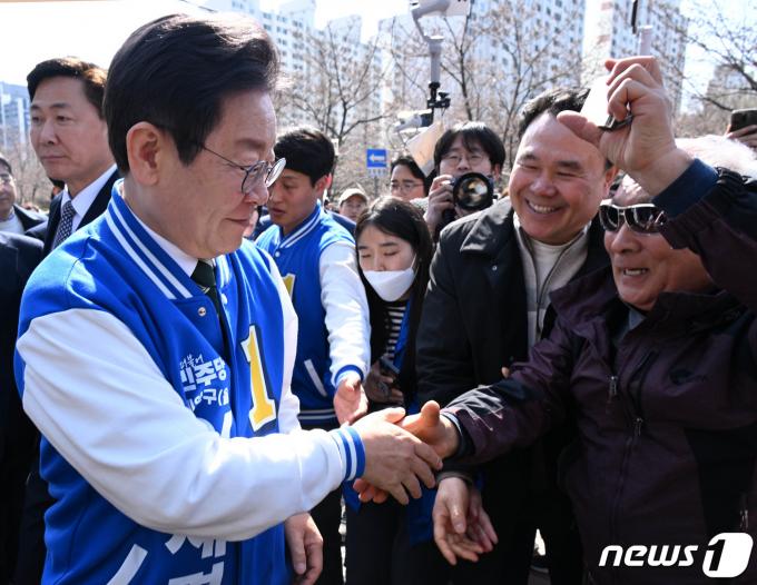 [사진] 지지자와 악수하는 이재명 대표