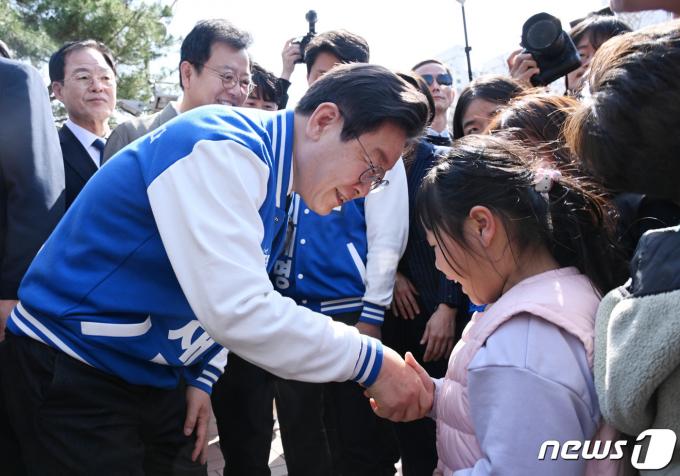 [사진] 어린이 손 잡은 이재명 대표