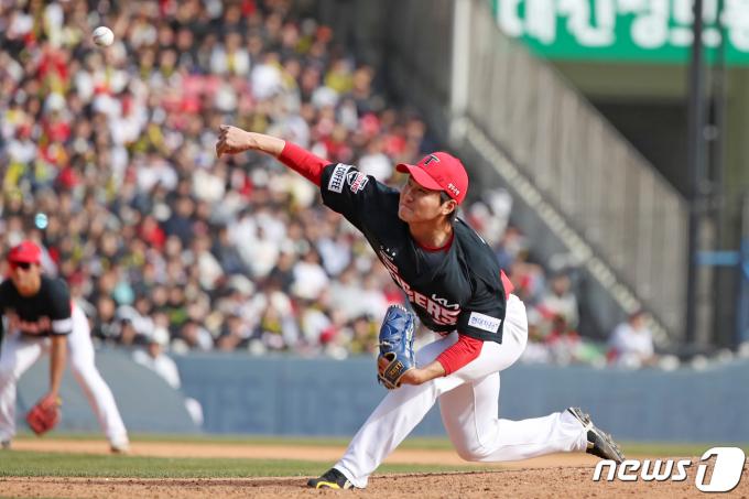 [사진] 힘껏 던지는 KIA 전상현