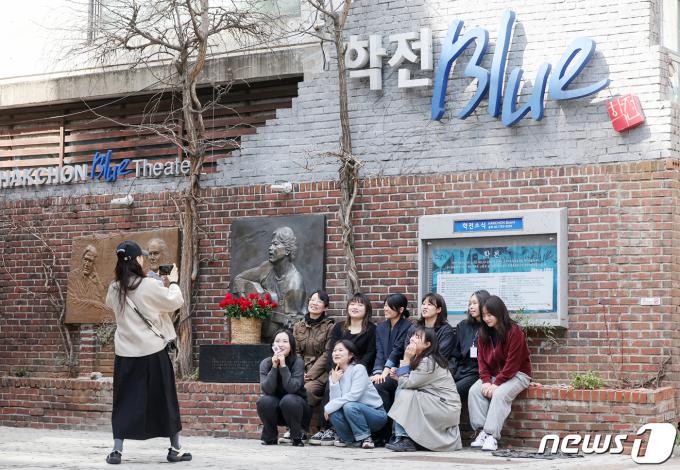 [사진] '마지막으로 학전 앞에서'