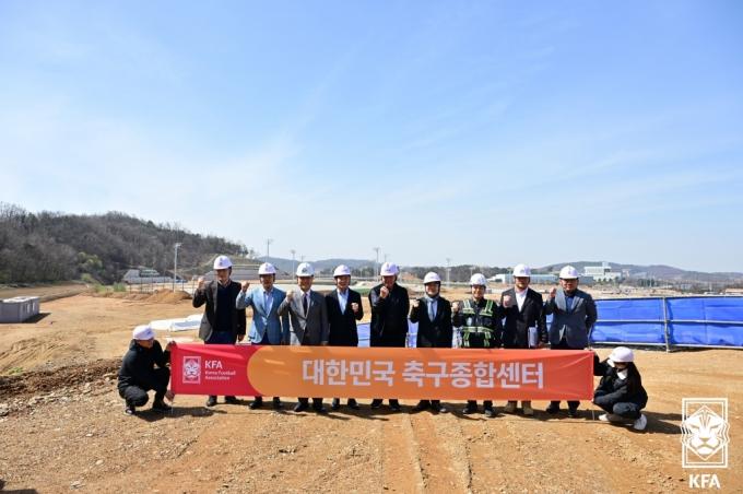[사진] 축구종합센터 건설현장 방문한 거스 히딩크