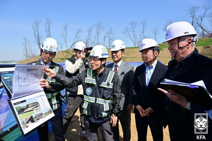 [사진] 거스 히딩크 전 감독, 축구종합센터 건설현장 방문
