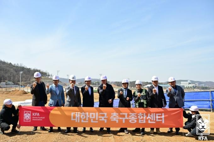 [사진] 축구종합센터 건설현장 방문한 거스 히딩크