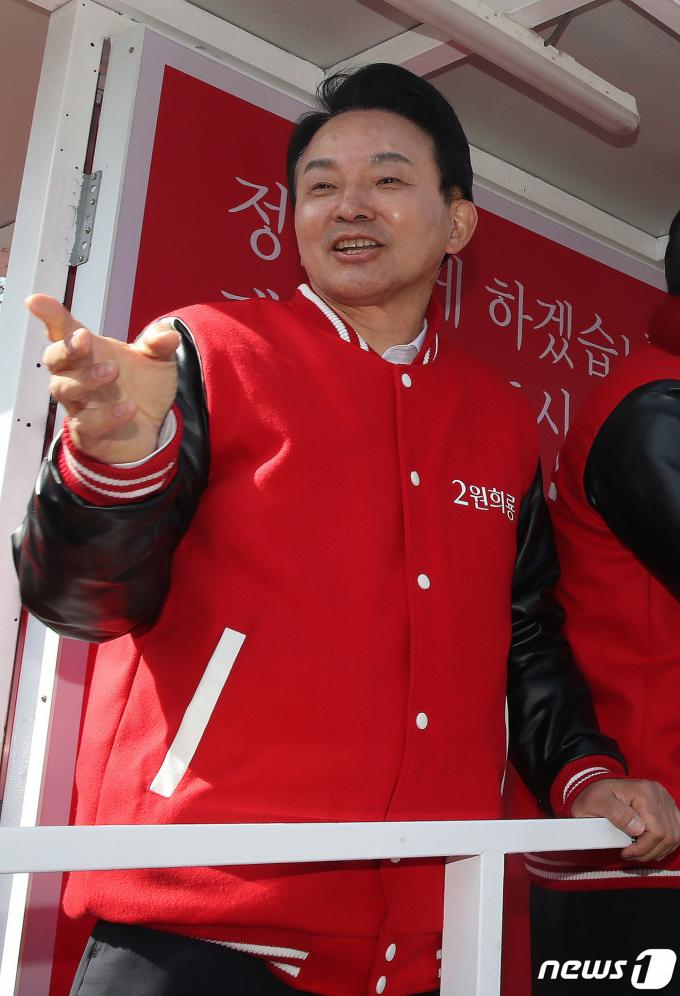 원희룡 국민의힘 제22대 총선 인천계양을 후보가 31일 오후 인천 계양구 서운동성당 앞에서 유세차량을 타고 시민들에게 지지를 호소하고 있다. 2024.3.31/뉴스1 ⓒ News1 임세영 기자