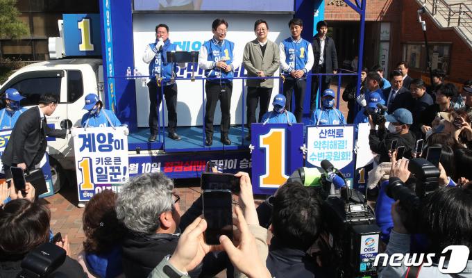 제22대 총선 인천계양을에 출마한 이재명 더불어민주당 대표와 배우 이기영이 31일 오후 인천 계양구 서운동성당 앞에서 유세차량에 오르고 있다. 2024.3.31/뉴스1 ⓒ News1 임세영 기자