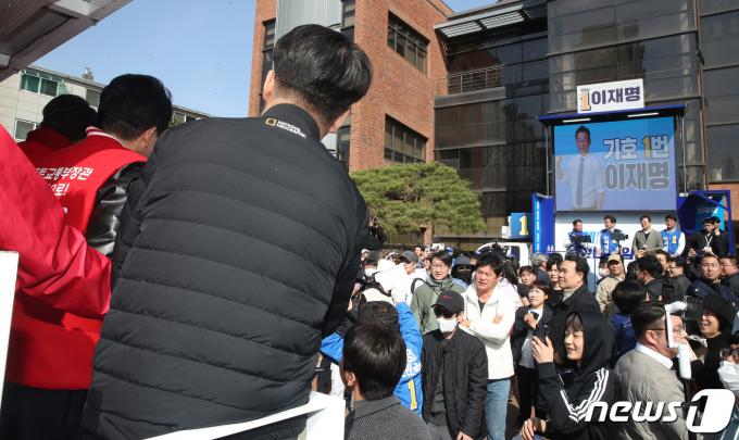 원희룡 국민의힘 제22대 총선 인천계양을 후보가 31일 오후 인천 계양구 서운동성당 앞에서 지지유세를 펼치는 이재명 더불어민주당 대표의 앞을 지나고 있다. 2024.3.31/뉴스1 ⓒ News1 임세영 기자
