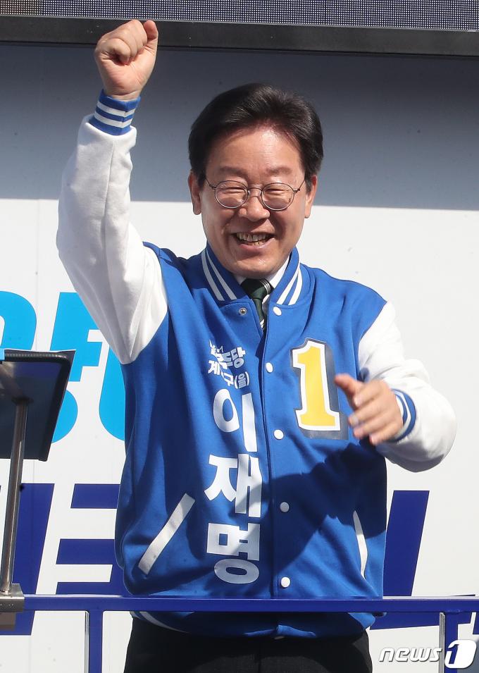 제22대 총선 인천계양을에 출마한 이재명 더불어민주당 대표가 31일 오후 인천 계양구 서운동성당 앞에서 시민들에게 지지를 호소하고 있다. 2024.3.31/뉴스1 ⓒ News1 임세영 기자