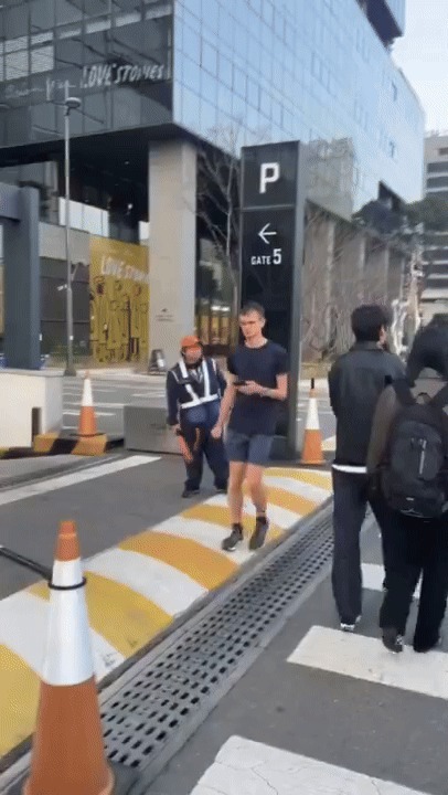 가상 화폐 이더리움(ETH) 창시자 비탈릭 부테린이 목격담이 화제가 되고 있다. X 갈무리