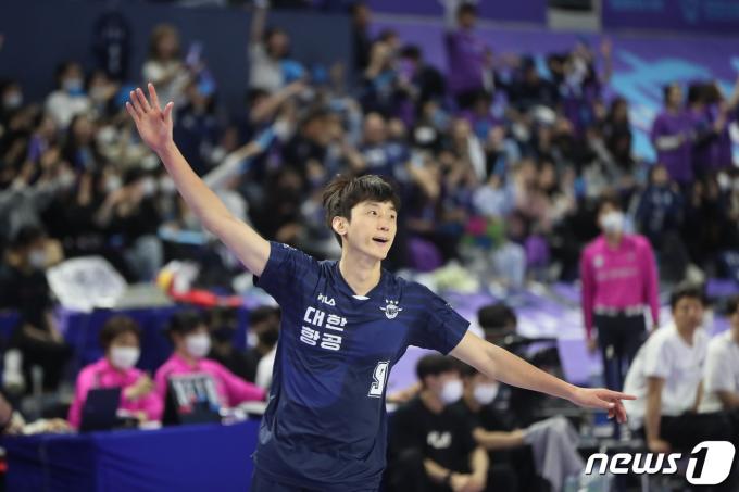 30일 오후 인천 계양체육관에서 열린 프로배구 도드람 2022-2023 V리그 챔피언결정전 1차전 남자부 대한항공과 현대캐피탈의 경기에서 득점에 성공한 대한항공 곽승석이 기뻐하고 있다. 2023.3.30/뉴스1 ⓒ News1 황기선 기자