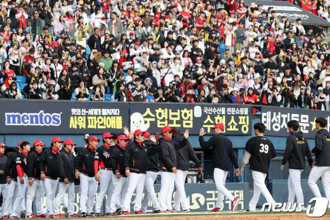 [사진] 만원 관중 응원 속 9대3 승리한 KIA