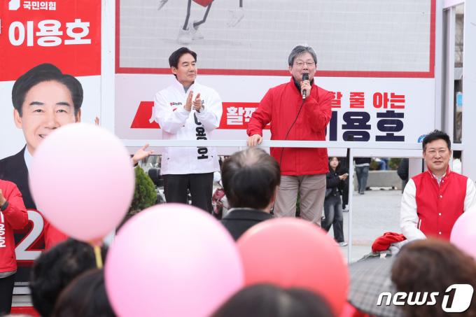[사진] 이용호 후보 지지 당부하는 유승민