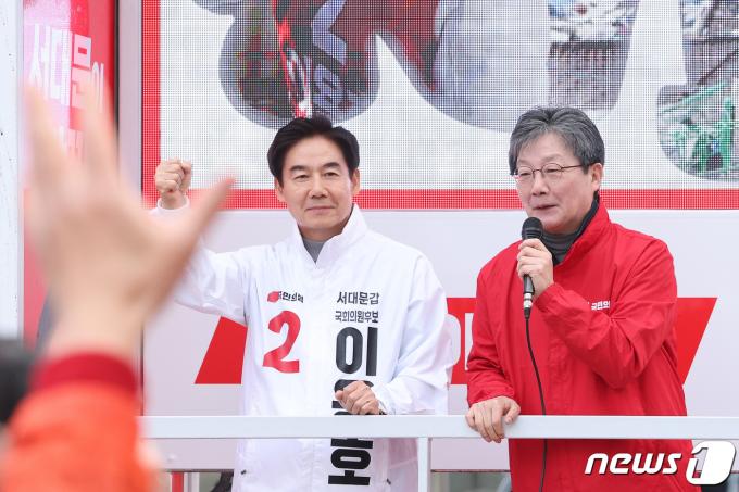 [사진] 신촌 찾은 유승민 '이용호 지원 당부'