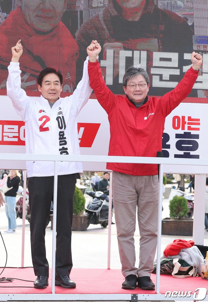 [사진] 손 잡은 유승민·이용호
